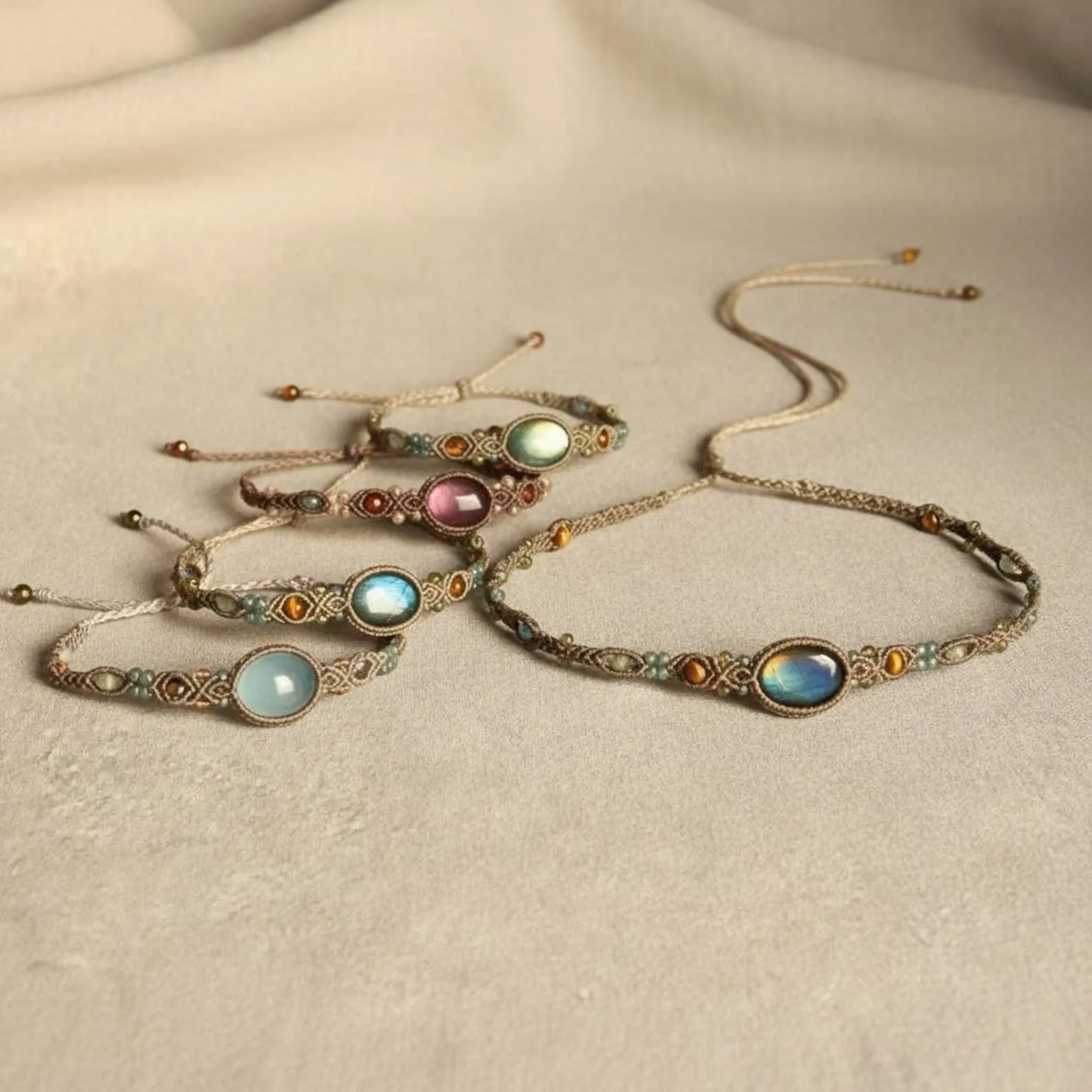 Pulsera de macramé personalizada con piedras preciosas